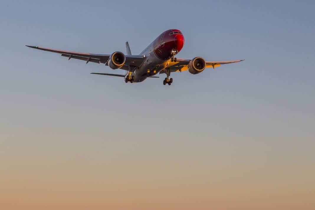 787 sunset front view approach-0624 Norwegian 787 sunset