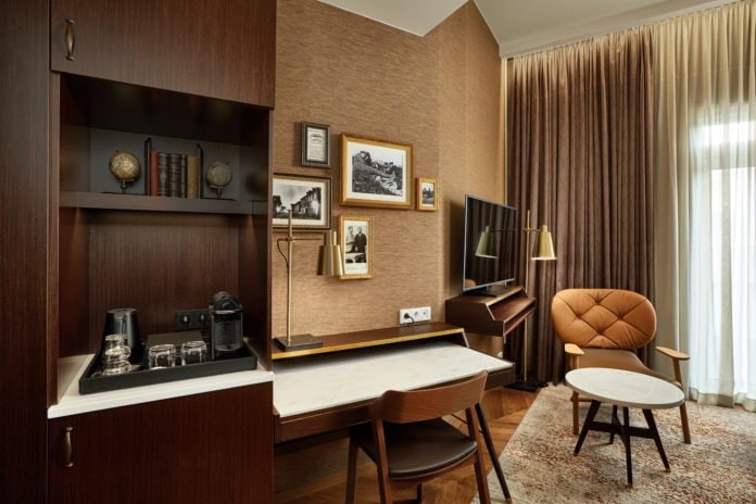 CUR_Reykjavik_Konsulat_Queen_Guest_Room_Living_Area_HR Curio Collection by Hilton Reykjavik