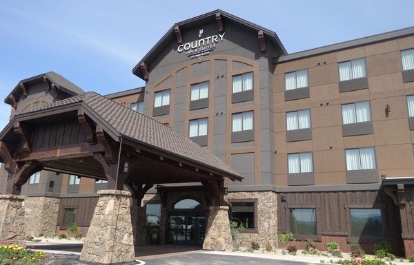 COUNTRY INN & SUITES BY RADISSON OPENS NEW HOTEL NEAR GLACIER NATIONAL PARK