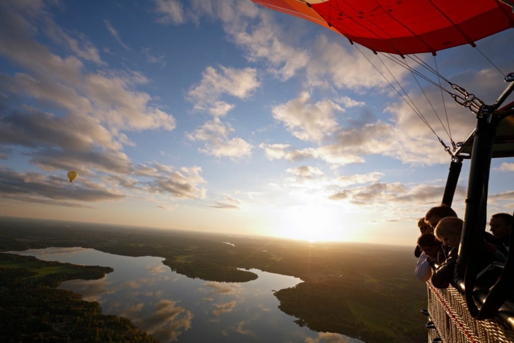 Delegation from Singapore at Stockholm Arlanda to learn about bio aviation fuel