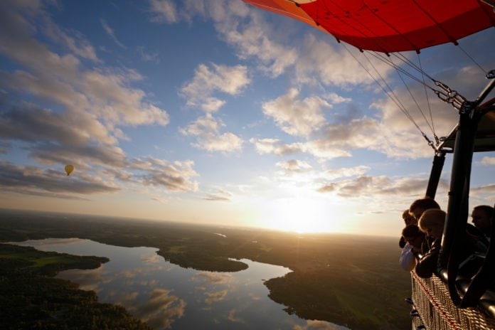 Delegation from Singapore at Stockholm Arlanda to learn about bio aviation fuel