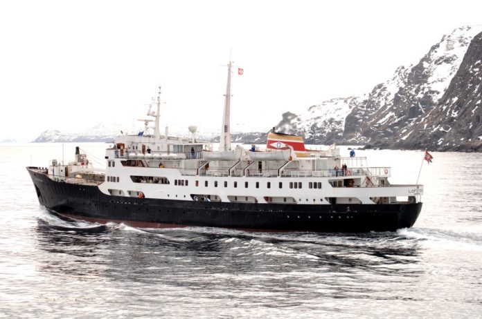MS-Lofoten-med-gammel-logo-pa-pipen-HGR-56241_1024 Hurtigruten 125 years with people, and for people