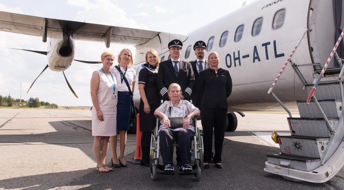 Finavia and Finnair fulfilled a senior citizen’s dream: Lempi Meskus, 92, visited an airplane for the first time in her life
